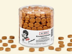 Clear plastic jar with 2 kg Küfa crunchy coins (caramel candies with nougat cream filling)