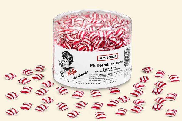 Transparent jar with 1.5 kg Küfa peppermint cushions with chocolate cream filling (red and silver striped sweets with peppermint flavor and chocolate filling)