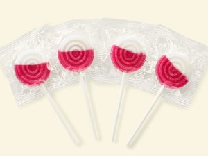 Küfa Fizzy Pops lollipop (lolly) with cherry flavour and effervescant powder.