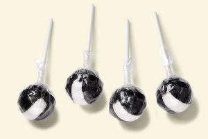 Küfa Alster-Lolly schwarz-weißer Kugel-Lutscher mit Salmiaksalz (Geschmacksrichtung: Lakritz)