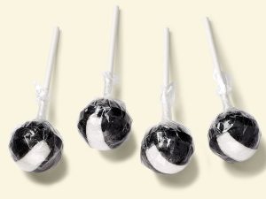 Küfa Alster Ball lollipop, black & white ball-shaped lollipop with ammonia salts, (flavour: liquorice-like)