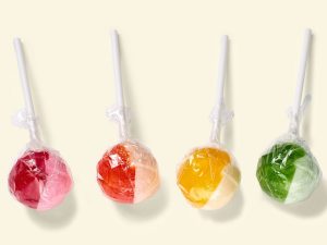 Küfa Fizzy-Mix lolly with effervescent powder in 4 different flavourings: Raspberry (red/pink), orange (orange/white), lemon (yellow/withe) and woodruff (green/white)