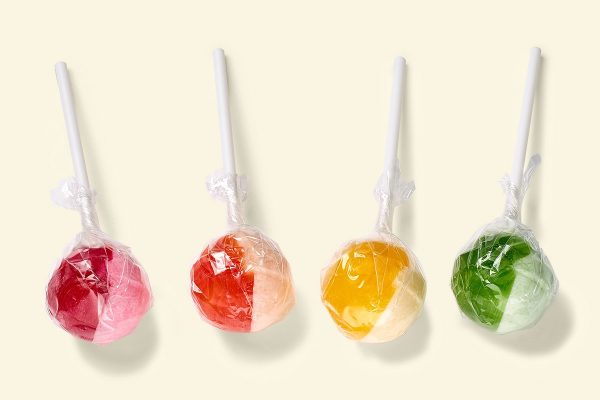 4 Küfa Brause-Mix-Lolly Lutsher mit Brause in 4 verschiedenen Geschmacksrichtungen: Himbeere (rot/rosa), Orange (orange/weiß), Zitrone (gelb/weiß) und Waldmeister (grün/weiß)