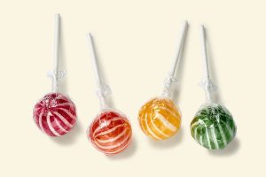 4 Küfa Limo Lolly striped ball-shaped lollies in color combinations red-white (cherry), orange-white (orange), yellow-white (lemon) and green-white (lime)