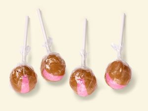 Küfa Strawberry-caramel ball Lolly with caramel and strawberry flavour