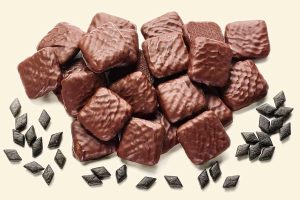 Küfa Friesen-Salmiaks in chocolate coating, with salmiak pastilles (flat liquorice candies with cocoa powder and salmiak pastilles, covered with chocolate)
