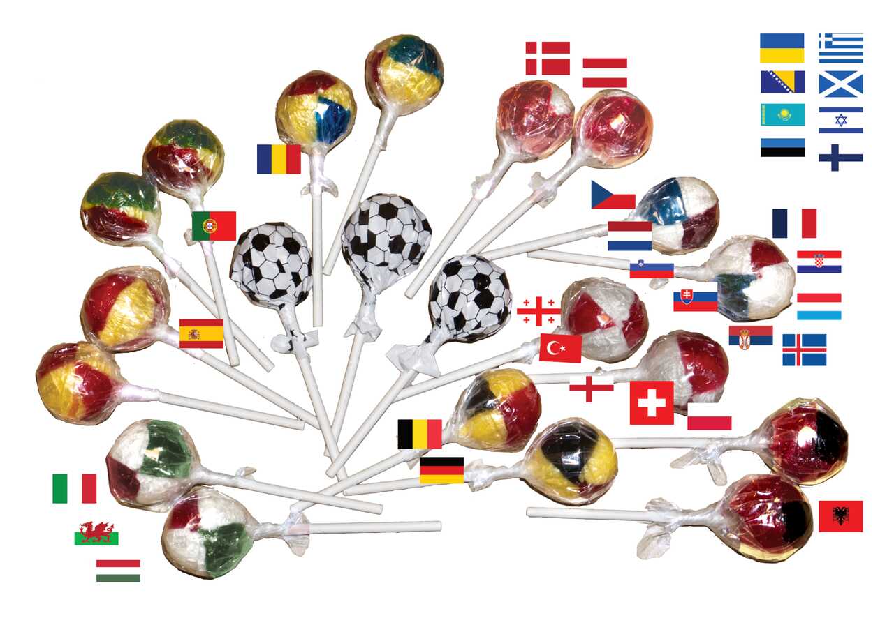 Lollies mit Umhüllung in Fußballdesign und in den Farben der Flaggen verschiedener europäischer Länder